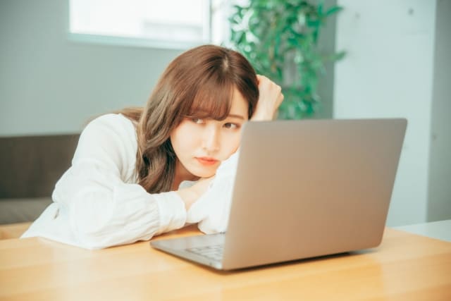 パソコンの前で疲れている女性