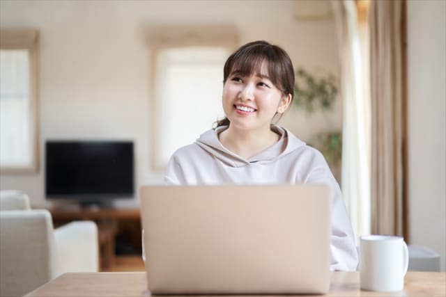 笑顔の女性とノートパソコン