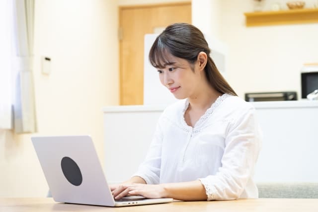ノートパソコンで作業する女性