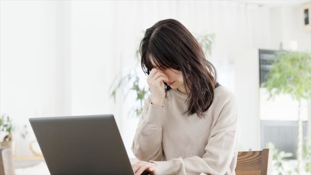 パソコン作業がきつい女性
